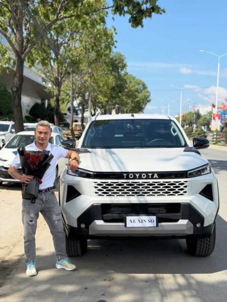 Khách hàng nhận xe